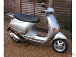 280px-1998_Vespa_ET4_125_Silver_RHS_Front.jpg